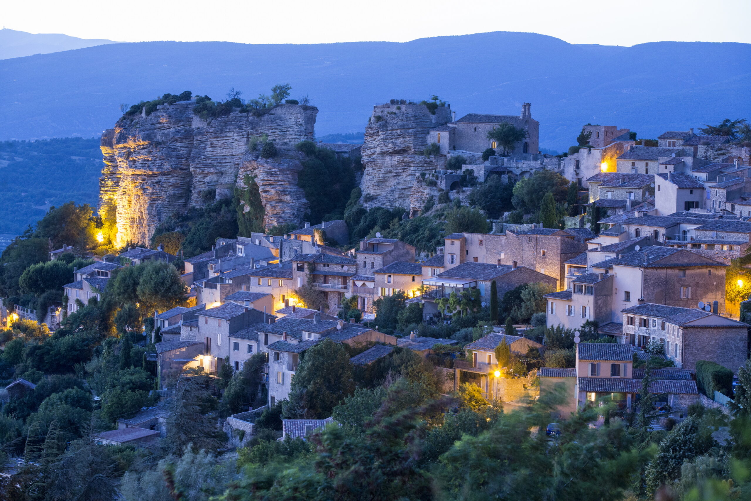 France, Vaucluse (84), parc naturel regional du Luberon, Saignon aerial view of city during sunset