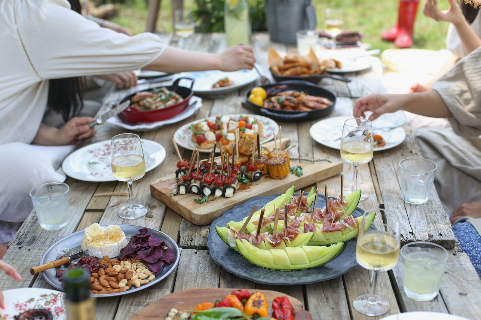 Photo by Lee Myungseong group of people eating on backyard